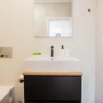 Floor Luxury Apartment- Family Friendly - Mountain View - Huge Balcony - Apartament *