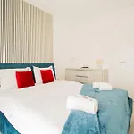 Floor Luxury Apartment- Family Friendly - Mountain View - Huge Balcony - * Брашов