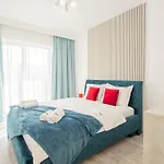 Апартаменты Floor Luxury Apartment- Family Friendly - Mountain View - Huge Balcony - Брашов