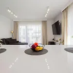 Floor Luxury Apartment- Family Friendly - Mountain View - Huge Balcony - Апартаменты *