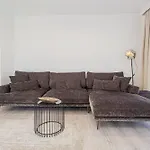 Floor Luxury Apartment- Family Friendly - Mountain View - Huge Balcony - *