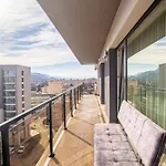 Floor Luxury Apartment- Family Friendly - Mountain View - Huge Balcony - Апартаменты