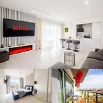 Апартаменты Floor Luxury Apartment- Family Friendly - Mountain View - Huge Balcony - *