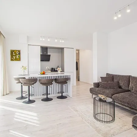 Apartment Spacious Holiday New Apartment- Family Friendly - Mountain View - Huge Balcony - Top Floor - Acs - Outlet Mall - Grocery *