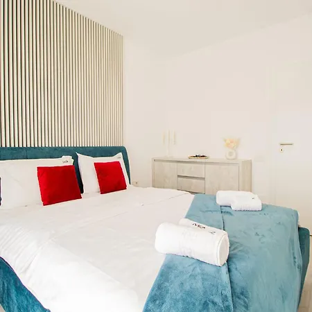 Luxury 2br 10thfloor Mountain View Large Balcony Floor Heating New Building Board Games Self Check-in Shopping Center 360 Tour Free Parking * Braşov