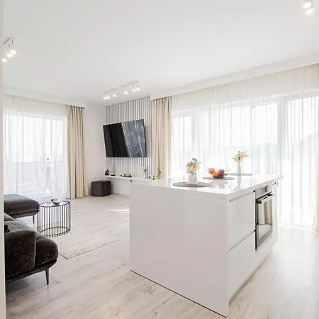 Floor Luxury Apartment- Family Friendly - Mountain View - Huge Balcony Apartment *