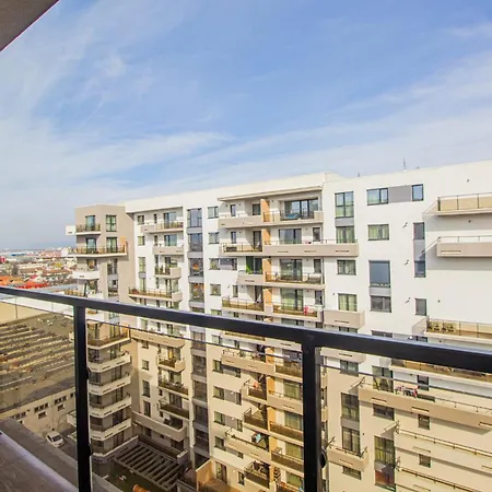 Floor Luxury Apartment- Family Friendly - Mountain View - Huge Balcony *