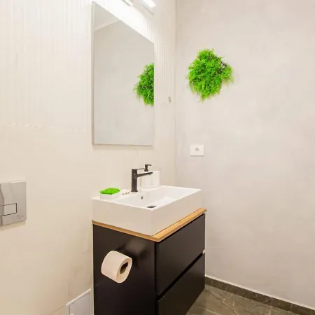 Apartment Floor Luxury Apartment- Family Friendly - Mountain View - Huge Balcony *