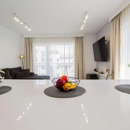 Floor Luxury Apartment- Family Friendly - Mountain View - Huge Balcony *