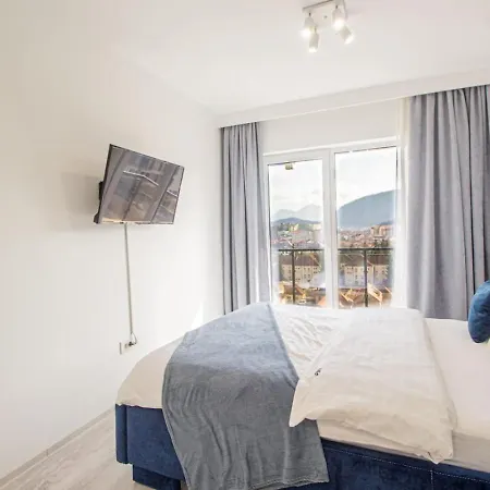 Floor Luxury Apartment- Family Friendly - Mountain View - Huge Balcony *