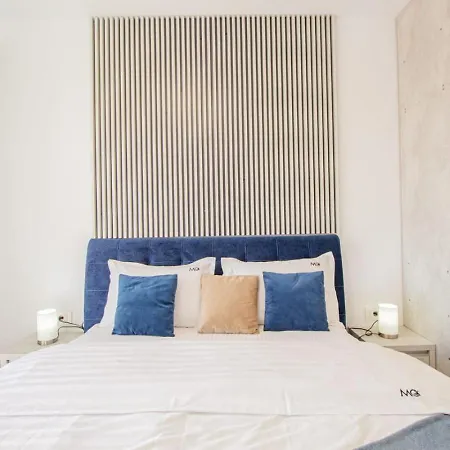 Floor Luxury Apartment- Family Friendly - Mountain View - Huge Balcony *