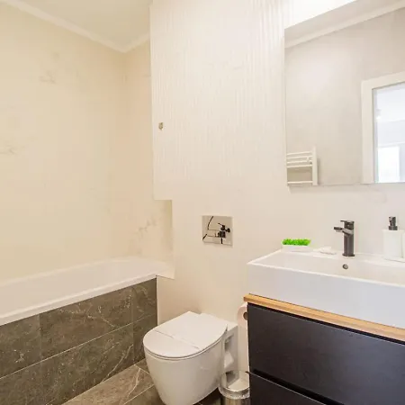 Floor Luxury Apartment- Family Friendly - Mountain View - Huge Balcony Apartment