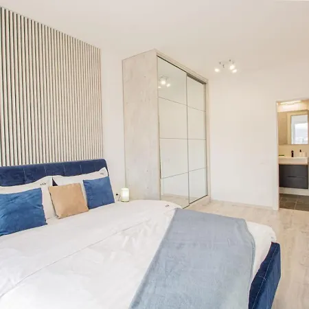 Apartment Floor Luxury Apartment- Family Friendly - Mountain View - Huge Balcony *