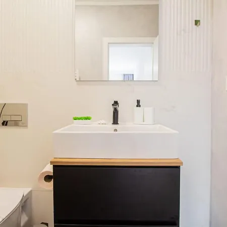 Floor Luxury Apartment- Family Friendly - Mountain View - Huge Balcony *