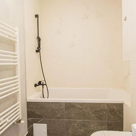 Floor Luxury Apartment- Family Friendly - Mountain View - Huge Balcony