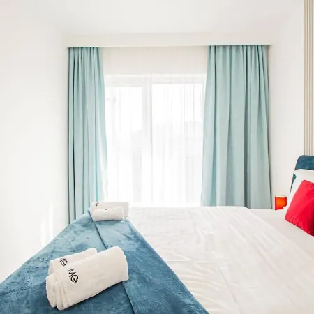 Floor Luxury Apartment- Family Friendly - Mountain View - Huge Balcony Apartment