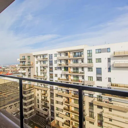 Floor Luxury Apartment- Family Friendly - Mountain View - Huge Balcony