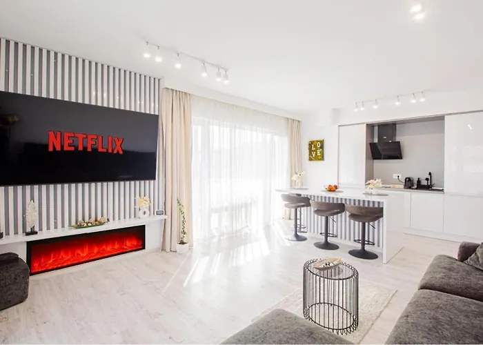 Apartment Spacious Holiday New Apartment- Family Friendly - Mountain View - Huge Balcony - Top Floor - Acs - Outlet Mall - Grocery