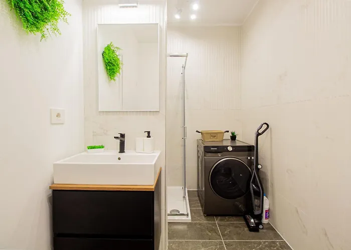 Spacious Holiday New Apartment- Family Friendly - Mountain View - Huge Balcony - Top Floor - Acs - Outlet Mall - Grocery * Brașov