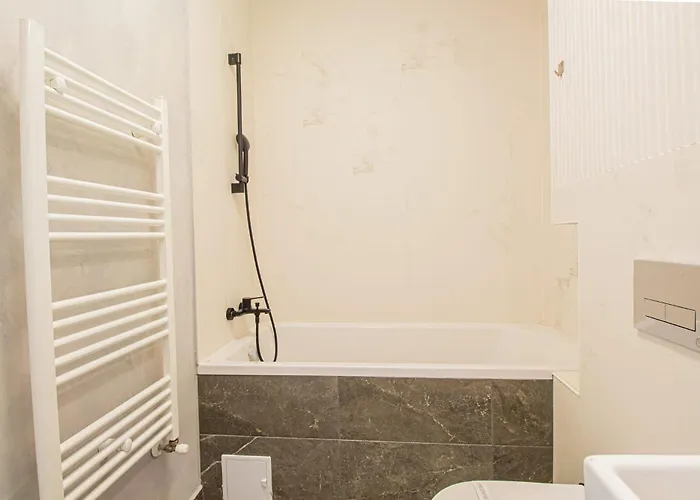 Spacious Holiday New Apartment- Family Friendly - Mountain View - Huge Balcony - Top Floor - Acs - Outlet Mall - Grocery Apartment *