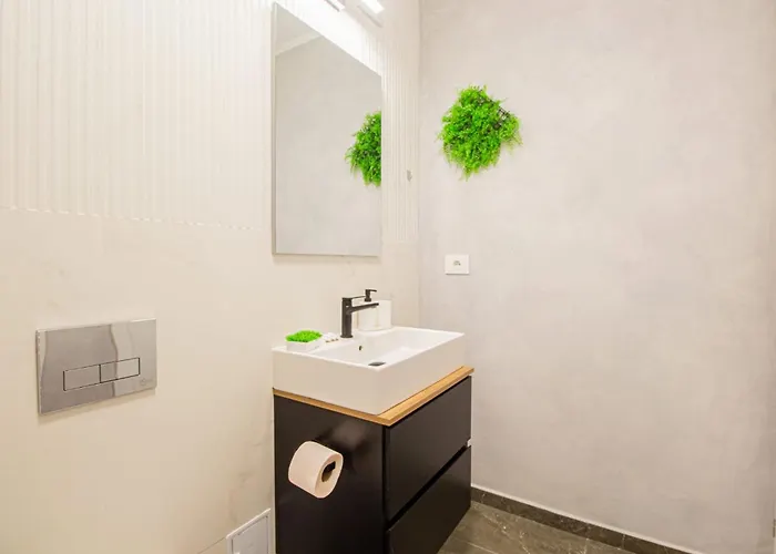 Spacious Holiday New Apartment- Family Friendly - Mountain View - Huge Balcony - Top Floor - Acs - Outlet Mall - Grocery Apartment Brașov