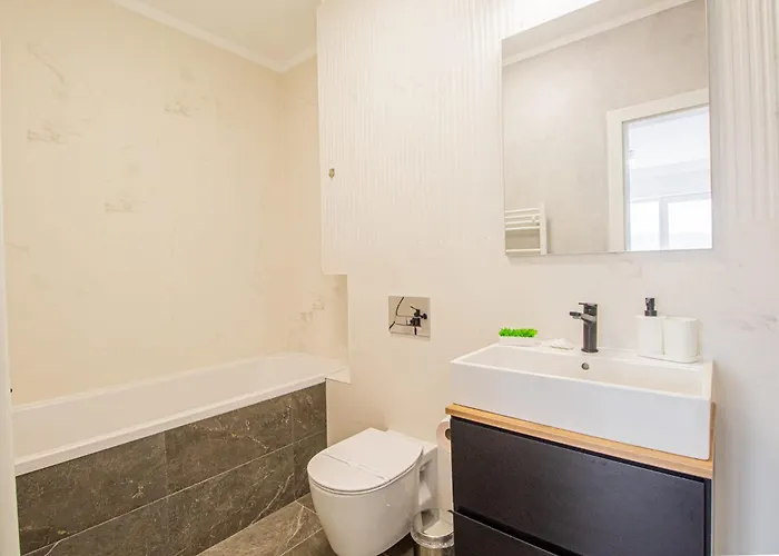 Spacious Holiday New Apartment- Family Friendly - Mountain View - Huge Balcony - Top Floor - Acs - Outlet Mall - Grocery