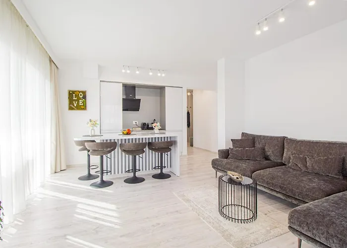 Apartment Spacious Holiday New Apartment- Family Friendly - Mountain View - Huge Balcony - Top Floor - Acs - Outlet Mall - Grocery *