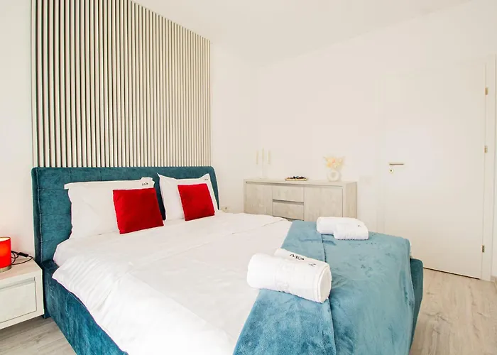 Spacious Holiday New Apartment- Family Friendly - Mountain View - Huge Balcony - Top Floor - Acs - Outlet Mall - Grocery * Brașov