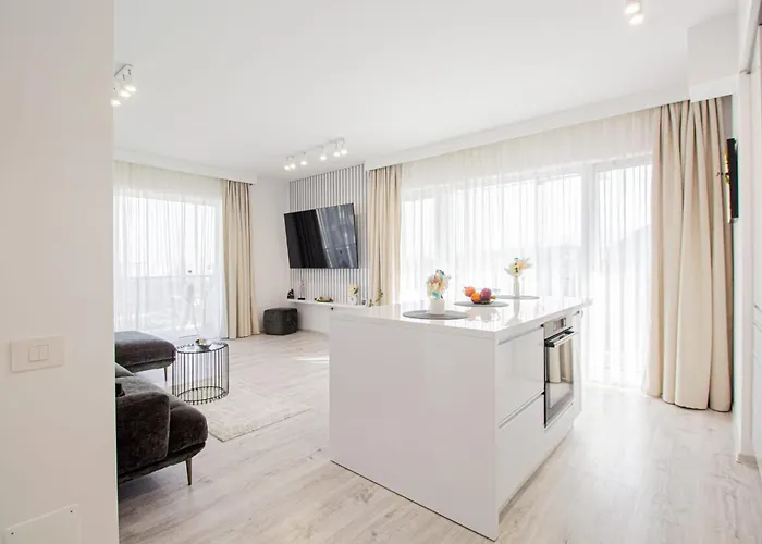 Spacious Holiday New Apartment- Family Friendly - Mountain View - Huge Balcony - Top Floor - Acs - Outlet Mall - Grocery Apartment *