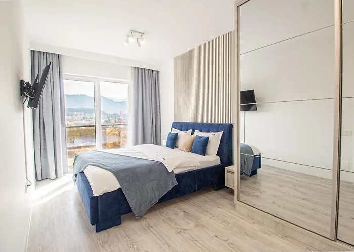 Spacious Holiday New Apartment- Family Friendly - Mountain View - Huge Balcony - Top Floor - Acs - Outlet Mall - Grocery * Brașov