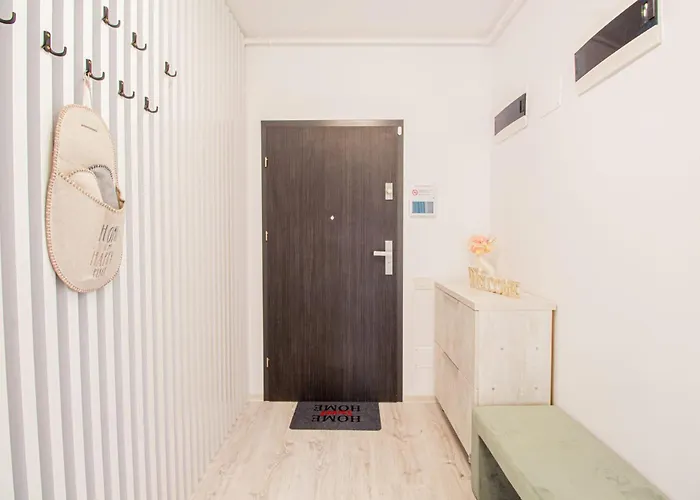 Spacious Holiday New Apartment- Family Friendly - Mountain View - Huge Balcony - Top Floor - Acs - Outlet Mall - Grocery Brașov