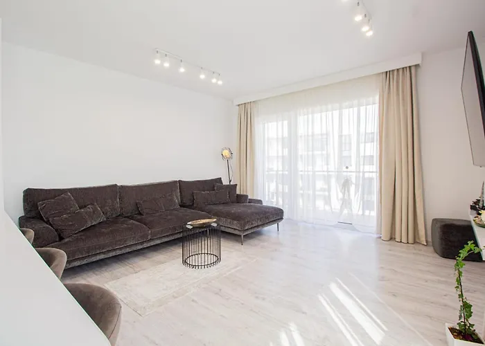 Spacious Holiday New Apartment- Family Friendly - Mountain View - Huge Balcony - Top Floor - Acs - Outlet Mall - Grocery * Brașov