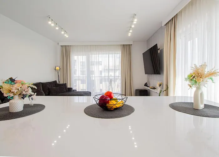 Spacious Holiday New Apartment- Family Friendly - Mountain View - Huge Balcony - Top Floor - Acs - Outlet Mall - Grocery Apartment *