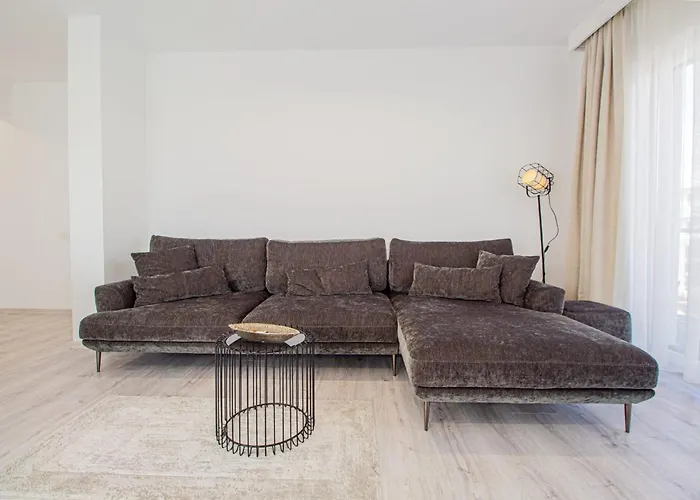 Spacious Holiday New Apartment- Family Friendly - Mountain View - Huge Balcony - Top Floor - Acs - Outlet Mall - Grocery *